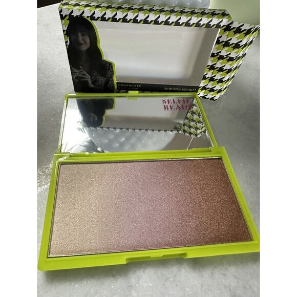 Makeup Revolution X Emily In Paris In The Spotlight Powder Highlighter Full Sz - Picture 1 of 3